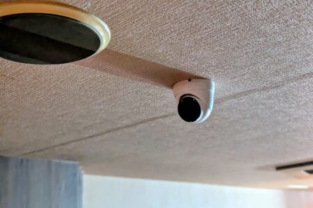 新潟駅前ホテルで防犯カメラ刷新！無断駐車対策と低コスト化を両立