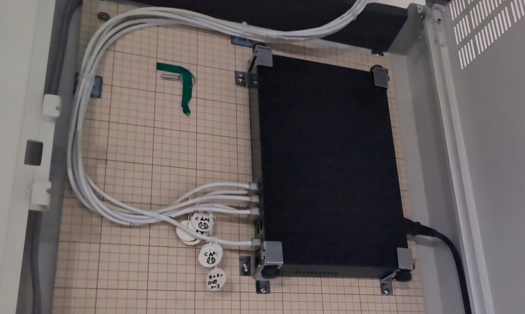 長岡市の工場で防犯カメラ設置工事を行った際の専用キャビネットに入れたHUB