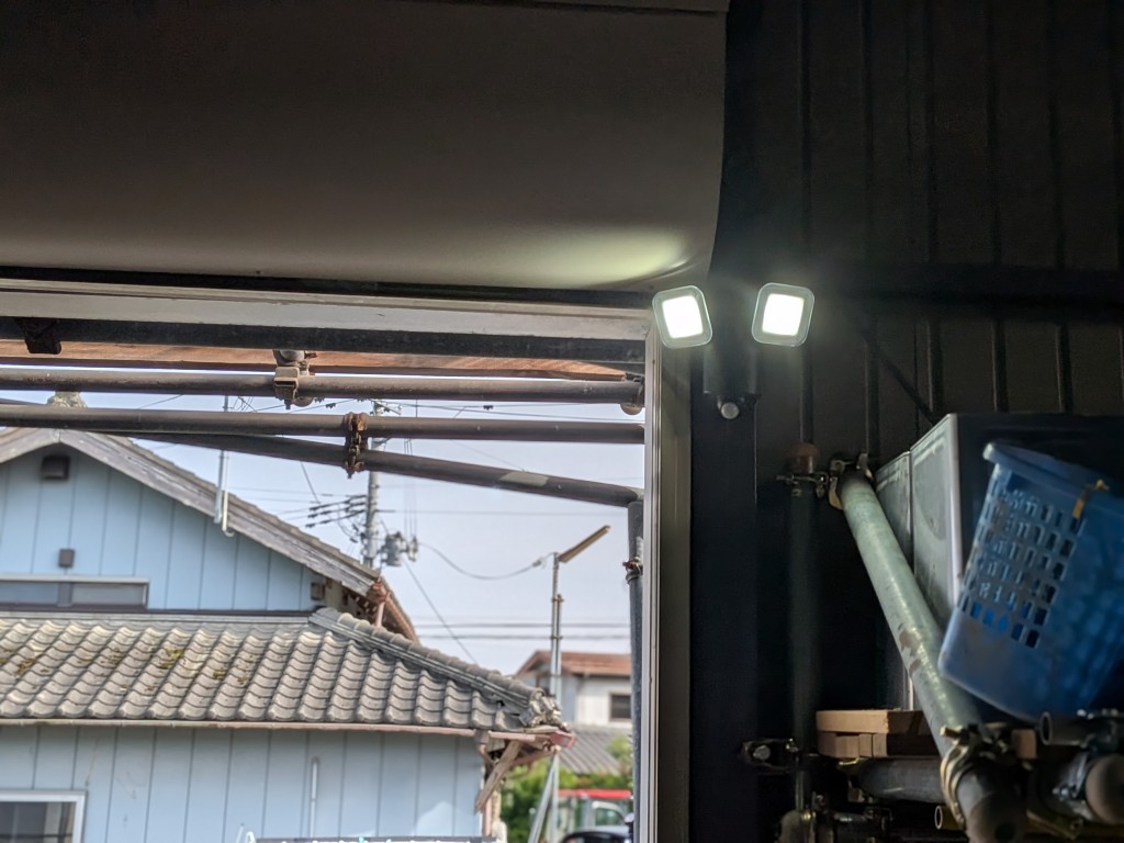 新潟県新潟市の農家倉庫で防犯用の人感センサーライトが光っている時の様子